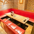 【2名様～4名様向けのテーブル席】女子会や飲み会、会社帰りのちょい飲みなど、様々なシーンにおすすめの掘りごたつ席です。土間土間ではコースメニューをはじめ、絶品の単品料理、豊富なドリンクメニューをご用意しております♪