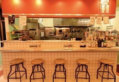 5席のカウンター席では、料理人との距離が近く、目の前で繰り広げられる調理の様子を楽しみながらお食事ができます。お一人様にもぴったりのスペースで、アットホームな雰囲気の中、リラックスした時間をお過ごしください。