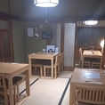 落ち着いた雰囲気の店内には、お座敷にテーブルを設置したお席をご用意しています◎靴を脱いでゆったりと、まるで自宅の食卓のようなリラックスしたお食事をお楽しみいただけます。2名様テーブルは2つありますので、デートのご利用にもぴったり♪