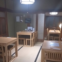 落ち着いた雰囲気の店内には、お座敷にテーブルを設置したお席をご用意しています◎靴を脱いでゆったりと、まるで自宅の食卓のようなリラックスしたお食事をお楽しみいただけます。2名様テーブルは2つありますので、デートのご利用にもぴったり♪