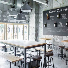 グループでのご利用に最適な大テーブル席。最大10名様程度までお座りいただける広さがあり、普段はパーテーションで仕切って少人数用としても活用しています。会社仲間との飲み会や、親しい友人同士のパーティーなど、人数に合わせたレイアウト変更も可能ですので、お気軽にご相談ください◎