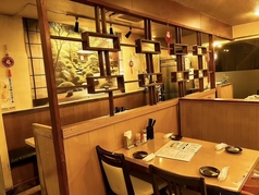 店内には4名掛けのテーブル席が4卓あり、2名～4名でのご利用にぴったり。落ち着いた雰囲気の空間で、仕事帰りの飲み会や気軽な宴会、女子会、デート、お祝いなど、さまざまなシーンに対応可能です。仲間と語らうもよし、ゆっくり食事を楽しむもよし。居心地の良さと料理の美味しさで、ついつい長居したくなるお店です。