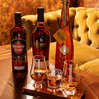 世界を巡る！多様なカクテルと希少な銘酒コレクション