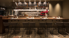 お一人様でも気軽に立ち寄れるカウンター席を8席ご用意しております。目の前には活気あるオープンキッチンが広がり、シェフの調理風景を眺めながら、出来立ての本格イタリアンを味わうことができます。ふらっと一人で食事を楽しみたい時や、デートでのカジュアルな利用にも最適◎