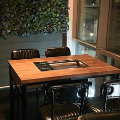 周りを気にせず楽しめる、プライベート感溢れる特別席です。ウォールグリーンが彩りを添え、SNS映えするお洒落な空間を演出。窓際の開放感と、革張りソファの座り心地の良さも魅力です。デートや女子会など、大切な方との語らいの場にぜひご利用ください。