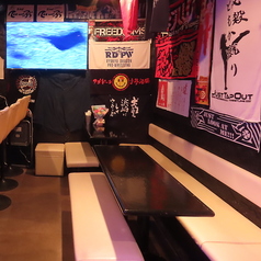 【グループで乾杯！】仲間とワイワイ！カラオケで盛り上がるならテーブル席で