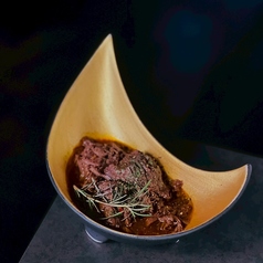 赤薔薇の魔女が紡ぐ とろける牛すじの赤ワイン煮