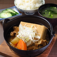 じっくり煮込んだ、自慢のもつ煮込み
