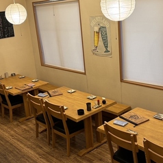 気の合う友人グループや会社の同僚との飲み会にもピッタリな4名テーブルです。和らぐ温かな照明を使用した店内は、大人の雰囲気がコンセプトです。