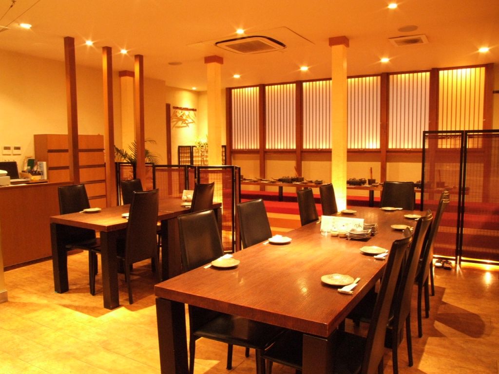 店内はテーブル・掘りごたつ座敷・ソファ席の3つのカテゴリーにわかれているので、様々なシーンに◎