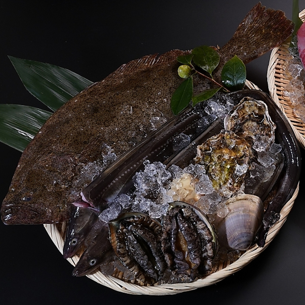 厳選した新鮮な魚を使用！あじこやは天然魚にこだわり、お客様に提供するタイミングにもこだわります