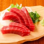 【豊洲直送！新鮮刺身605円～】お寿司屋で楽しむような質の高いマグロ刺身からサーモン、しめ鯖等