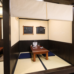 店内には落ち着いた個室に加え、開放感のあるテーブル席を多数ご用意しております。テーブル席は、温かみのある木目調の家具で統一され、柔らかな照明が食卓を優しく照らす落ち着いた空間。席と席の間隔もゆったりと確保しており、周囲を気にせず会話を楽しめます。