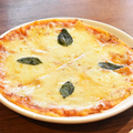 料理メニュー写真 たっぷりチーズのマルゲリータピザ
