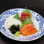 鮮度抜群の旬魚を3種、お造りにしてご提供いたします◎新鮮なお刺身には、相性抜群のお酒もマスト♪