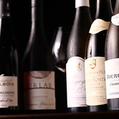 日本酒好きのお客様にご満足いただけるよう、厳選したラインナップを取り揃えております。おすすめは、地元の銘酒「東龍」。その豊かな風味と深い味わいは、ぜひ一度お試しいただきたい一杯です。他にも、全国各地から取り寄せた日本酒もご用意しております。