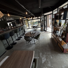 ゆったりとした4名様用のテーブルを2卓ご用意。ご友人やご家族との食事会、創作料理を囲んで会話を弾ませたいグループでのご利用に最適です♪女子会にも◎