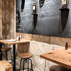 2名様用のハイテーブル席は、デートや友人とのサク飲み、二軒目利用などにもぴったり。スタイリッシュな雰囲気の中で、肩を並べてワインを楽しむ特別な時間をお過ごしいただけます。開放的な店内の空気を感じながら、会話も自然と弾むような、程よい距離感が魅力のお席となっております♪