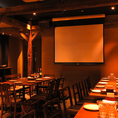 店内は貸切パーティーもOKです。モニターも完備、マイクも完備、貸切なら音響設備も充実ですのでお気軽にお問い合わせください。