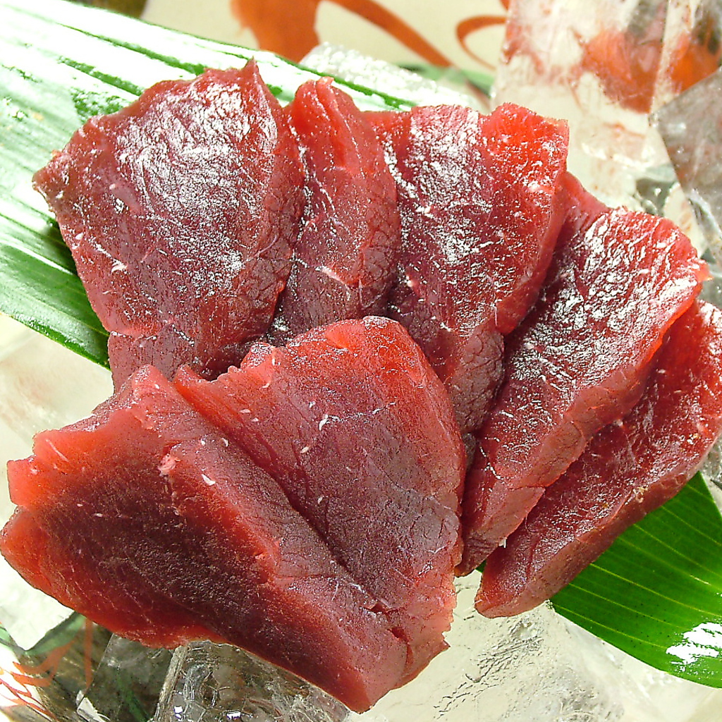 くじらをお刺身で…高知に来たら是非、ご賞味ください
