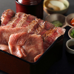 和牛リブロースとサーロインの相盛り重(すき焼き&炙り焼き仕立て)