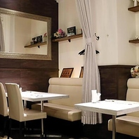 白を基調とした空間♪特別な日を彩る上質な雰囲気◎