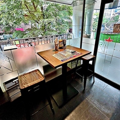 開放感のある、窓側テーブル席！