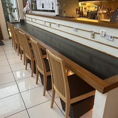 デートや記念日のお食事に最適な2名様掛けカウンター席を2卓ご用意しております。程よい距離感で親密な会話を楽しみながら、作り手の想いやこだわりを感じていただけます。