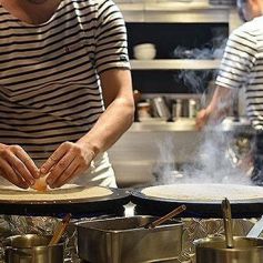 熟練したクレーピエが焼き上げるガレットは絶品◎