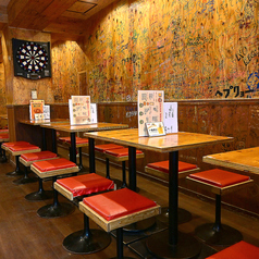 賑やかな壁に囲まれたテーブル席は、4名様掛けでご用意しております。友人との飲み会や肉食女子会など、楽しいひとときを過ごすのに最適な空間です。アットホームな雰囲気の中で、思い出に残る時間をお楽しみください。皆様のご来店を心よりお待ちしております！