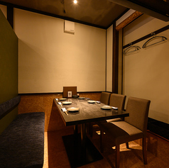 普段使いや誕生日や記念日など、特別なシーンにもご利用いただける3名様から6名様用のテーブル席もゆったりと確保。人数に合わせてご用意させていただきます。