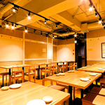 気軽に行ける雰囲気が◎ゆったり座れるテーブル席をご宴会をお楽しみください♪