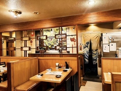 最大6名まで利用可能なテーブル席は会社の宴会や飲み会にぴったり！ゆったり座れて料理もシェアしやすく、会話も弾む快適空間。少人数の集まりからグループ利用まで対応可能で、女子会や誕生日のお祝いにもおすすめ。名物料理と豊富なドリンクで仕事終わりの一杯から、しっかり宴会まで幅広く活躍します。