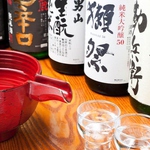 自慢の品揃え！旬の料理の味を最大限に引き出す日本酒を常時、40種類以上を取り揃えています