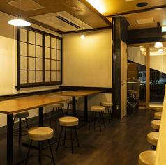 当店は、最大20名でご利用いただけます！厨房から客席まで笑顔と会話が絶えない、大衆感溢れるpopな空間が広がっています♪一つの場所に異なる空間を融合。《飲食のプロ》と《エンタメのプロ》が演出する新しい食体験を東京渋谷【神泉】の大衆酒場　魚秀～UOHIDE～渋谷神泉店でお楽しみください。