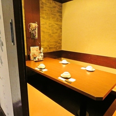 【2名から4名様用テーブル席】仕事帰りにふらっと一杯、仲間との気軽な飲み会にご利用下さい。少人数でゆったりお過ごしいただける空間。名物博多もつ鍋や馬刺しなど本格九州料理と、厳選芋焼酎を囲めば会話も弾みます。日常使いにも、ちょっとした記念日にも。皆様のご来店を心よりお待ちしております。
