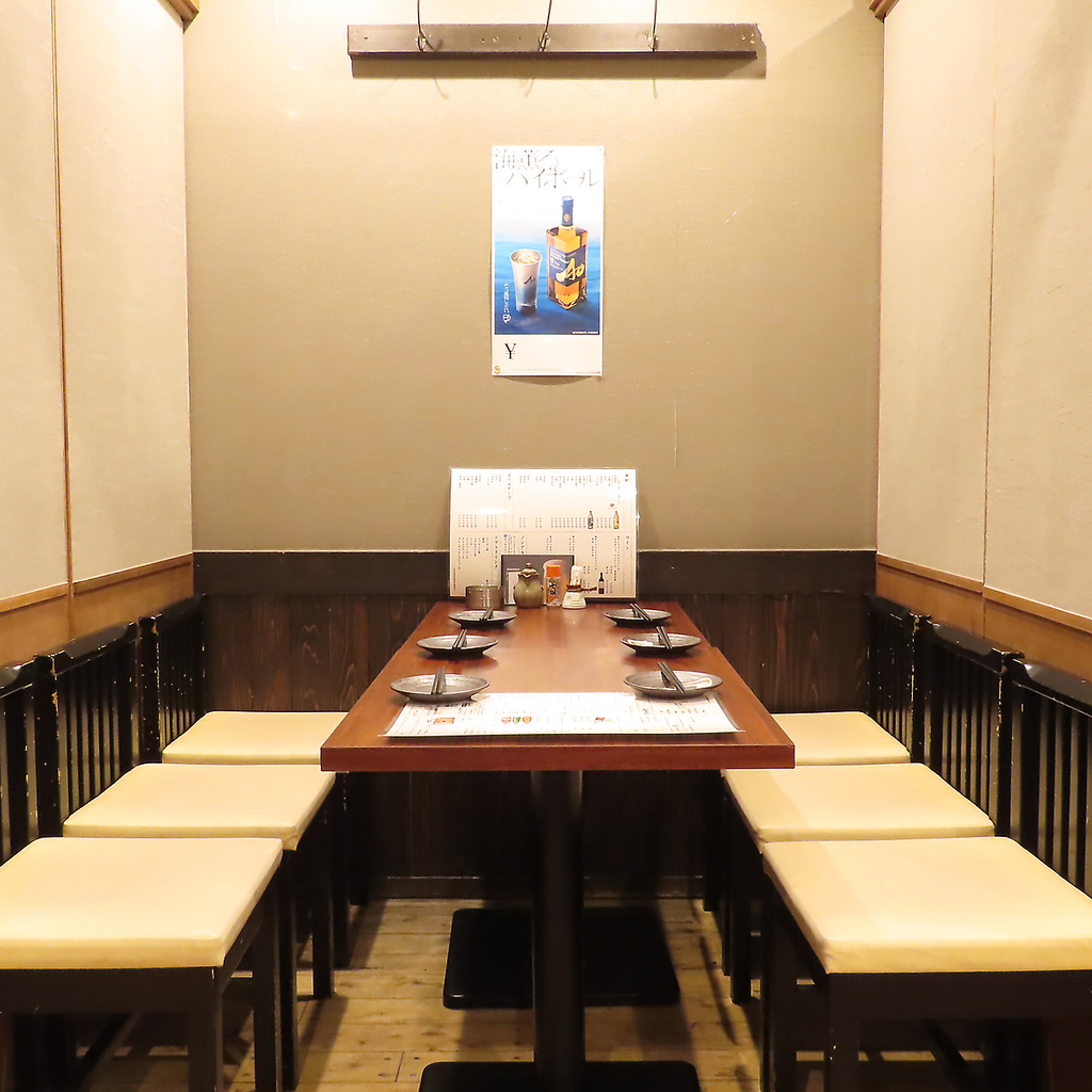 6名様の個室も完備しており、家族のお祝い、記念日などの会食を落ち着いてお楽しみいただけます。