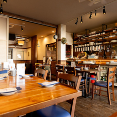 木の質感を活かした温かみのある店内は、大人の隠れ家のような雰囲気。オープンキッチンから漂う香ばしい匂いや、窯でピッツァを焼き上げる活気。広々テーブル席は、デートや友人とのランチ、大切な記念日にも最適。都会の喧騒を忘れ、本格的な料理をカジュアルに楽しめる、開放的で心地よいひとときをお過ごしください。