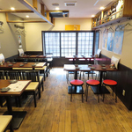 自然のぬくもりを感じる木製のテーブル席が揃った店内は、広々として心地よい空間を提供しています。