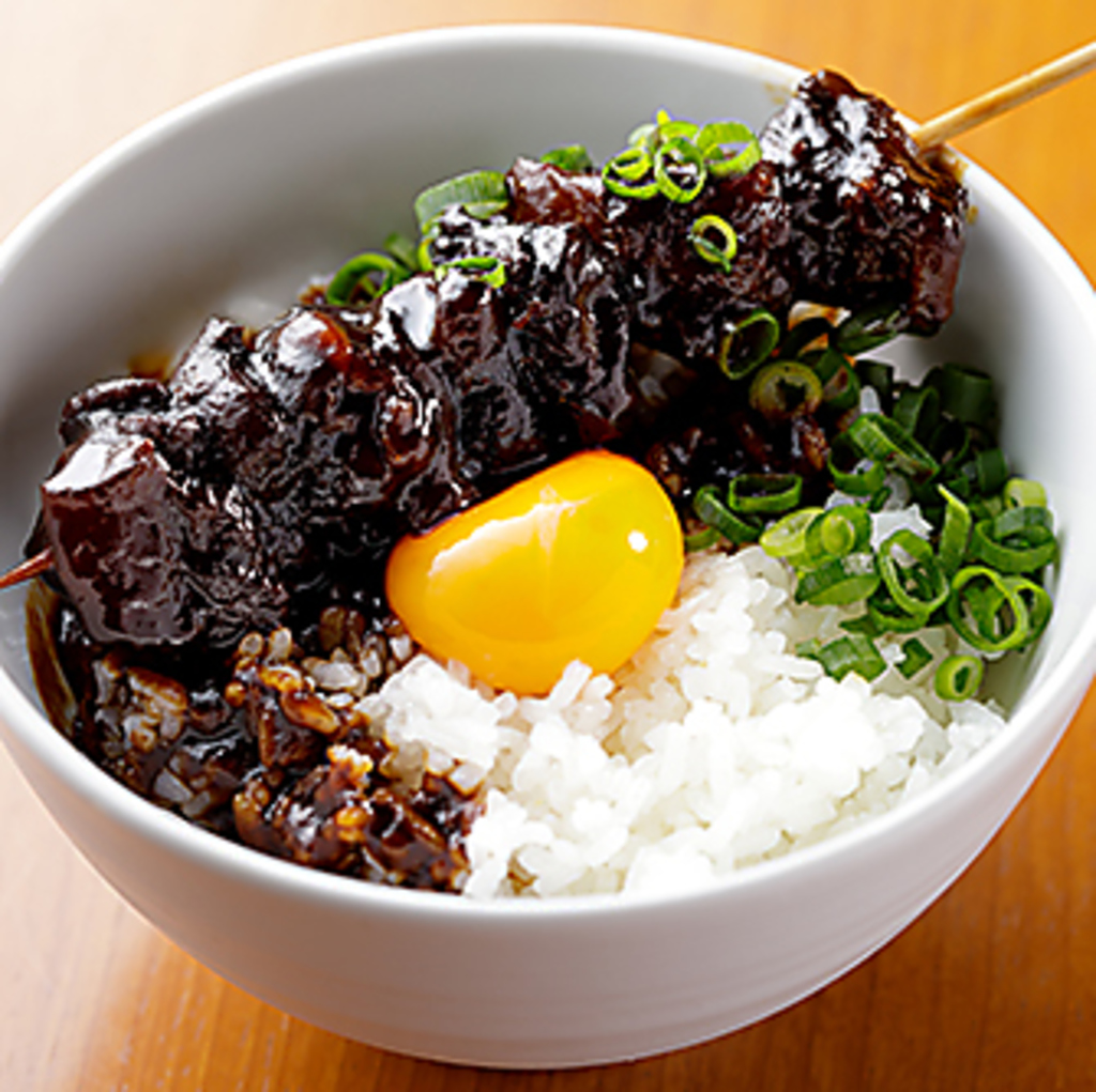 締めの一品『牛すじ味噌煮込み月見丼』っ！