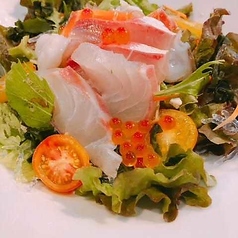 刺身たっぷり海鮮サラダ