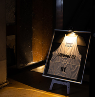 入口は看板が目印