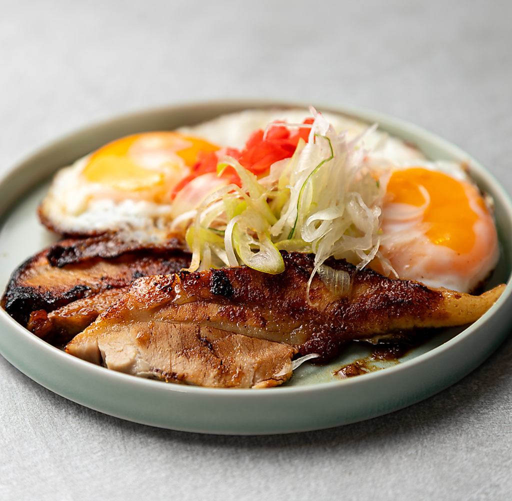 甘辛チャーシューに目玉焼きを2個乗せたチャーシューエッグ