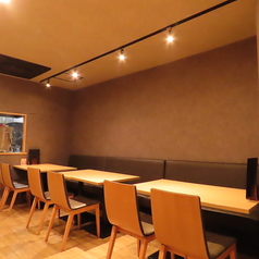 シックでモダンな落ち着いた店内を貸し切って、特別なご宴会を開催できます！20名様からの貸切に対応可能♪他のお客様を気にせず、一体感あるプライベートな空間で、本場広東仕込みの創作中華をご堪能いただけます。予算やレイアウトのご相談もお気軽にお問い合わせください。
