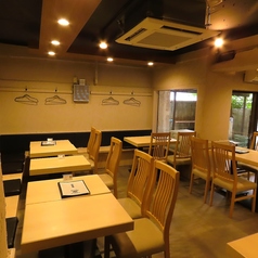 L字型のソファーには最大16名着席できます。背もたれにはクッションが施してるので座り心地が良いです。