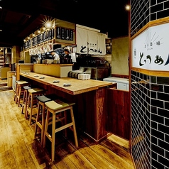 カウンター席ございます！大人シックな雰囲気と大衆酒場感を掛け合わせた居心地抜群の空間◎