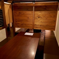 ゆったりとくつろげる空間のテーブル席もございます♪