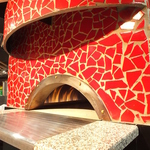 500℃の高温で一気に焼きあげる！CONA自慢の窯焼きピザは30種類以上のメニューをご用意！