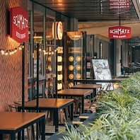 開放的なテラス席とくつろぎの空間