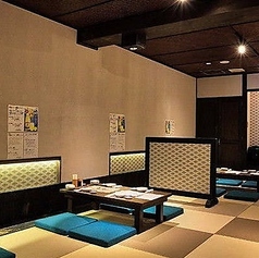 【お座敷席：最大30名様】打ち上げや会社宴会、ご親族でのお集まりに最適。琉球畳の温もりに包まれるお座敷席は、2名様から団体様までご利用可能です。6名様掛け×2卓、4名様掛け×2卓、2名様掛け×2卓をお繋ぎすれば最大30名様までご案内できます。※7名様以上のご予約はお電話にてお願いいたします。